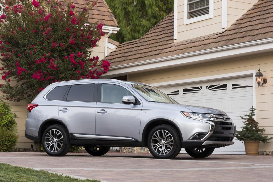  Mitsubishi Outlander GT 2016 года  (фото 17 из 56)